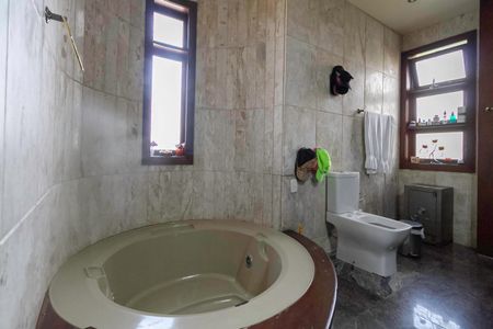 Casa para alugar com 2700m², 4 quartos e 16 vagas Casa para alugar com 2700m², 4 quartos e 16 vagasBanheiro da suíte 2