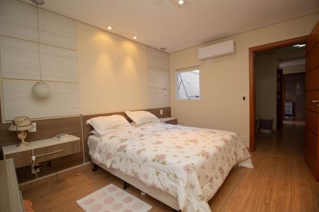 Casa à venda com 330m², 3 quartos e 3 vagas Casa à venda com 330m², 3 quartos e 3 vagasQuarto 3 - Suíte