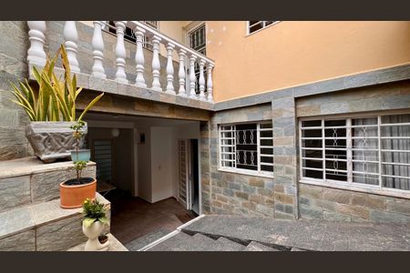 Casa à venda com 310m², 4 quartos e 8 vagas Casa à venda com 310m², 4 quartos e 8 vagasFachada