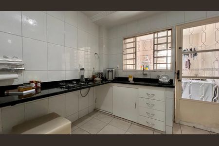 Casa à venda com 310m², 4 quartos e 8 vagas Casa à venda com 310m², 4 quartos e 8 vagascozinha