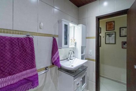 Casa à venda com 200m², 3 quartos e 2 vagas Casa à venda com 200m², 3 quartos e 2 vagasBanheiro social
