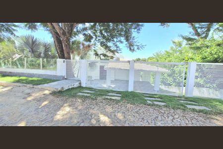 Casa de condomínio para alugar com 1010m², 5 quartos e 4 vagas Casa de condomínio para alugar com 1010m², 5 quartos e 4 vagasFachada da casa