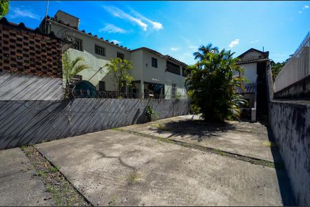 Casa à venda com 247m², 4 quartos e 4 vagas Casa à venda com 247m², 4 quartos e 4 vagasÁrea externa