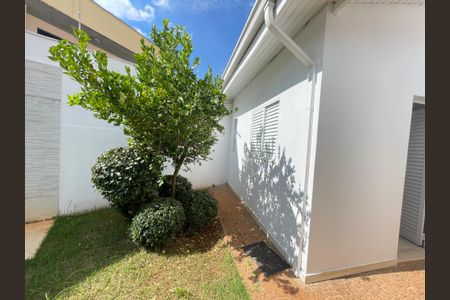 Casa de condomínio à venda com 322m², 4 quartos e 3 vagas Casa de condomínio à venda com 322m², 4 quartos e 3 vagasÁrea externa