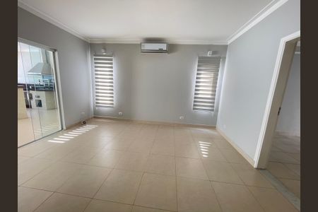 Casa de condomínio à venda com 322m², 4 quartos e 3 vagas Casa de condomínio à venda com 322m², 4 quartos e 3 vagasSala de TV