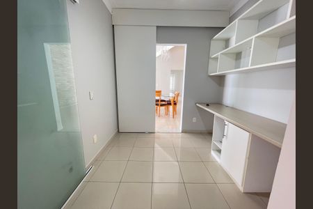 Casa de condomínio à venda com 322m², 4 quartos e 3 vagas Casa de condomínio à venda com 322m², 4 quartos e 3 vagasEscritório