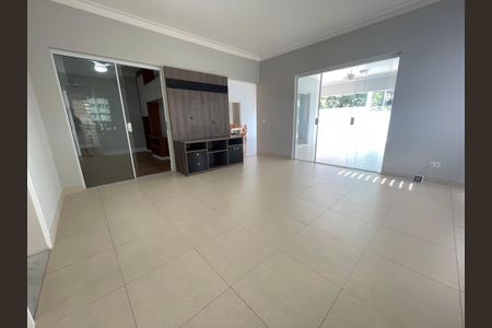 Casa de condomínio à venda com 322m², 4 quartos e 3 vagas Casa de condomínio à venda com 322m², 4 quartos e 3 vagasSala de TV