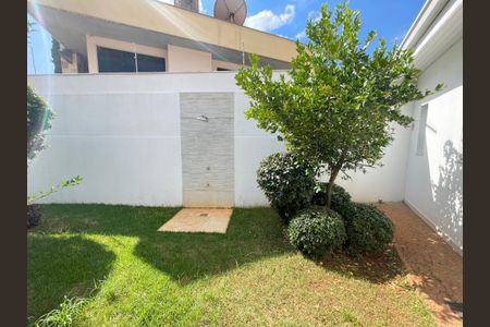 Casa de condomínio à venda com 322m², 4 quartos e 3 vagas Casa de condomínio à venda com 322m², 4 quartos e 3 vagasÁrea externa