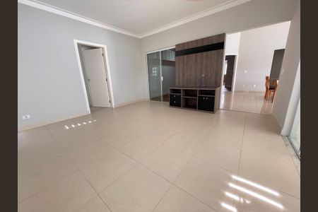Casa de condomínio à venda com 322m², 4 quartos e 3 vagas Casa de condomínio à venda com 322m², 4 quartos e 3 vagasSala de TV