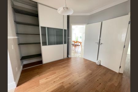 Casa de condomínio à venda com 322m², 4 quartos e 3 vagas Casa de condomínio à venda com 322m², 4 quartos e 3 vagasEscritório