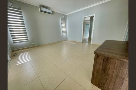 Casa de condomínio à venda com 322m², 4 quartos e 3 vagas Casa de condomínio à venda com 322m², 4 quartos e 3 vagasSala de TV