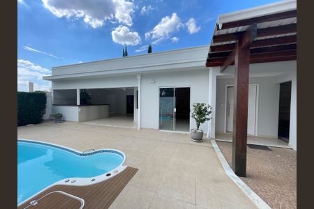 Casa de condomínio à venda com 322m², 4 quartos e 3 vagas Casa de condomínio à venda com 322m², 4 quartos e 3 vagasÁrea externa