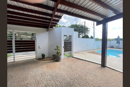 Casa de condomínio à venda com 322m², 4 quartos e 3 vagas Casa de condomínio à venda com 322m², 4 quartos e 3 vagasÁrea externa