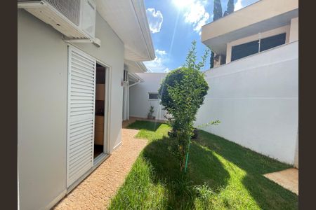 Casa de condomínio à venda com 322m², 4 quartos e 3 vagas Casa de condomínio à venda com 322m², 4 quartos e 3 vagasÁrea externa