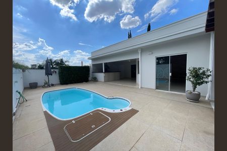 Casa de condomínio à venda com 322m², 4 quartos e 3 vagas Casa de condomínio à venda com 322m², 4 quartos e 3 vagasPiscina