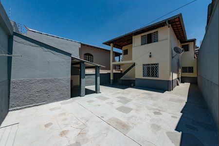 Casa à venda com 360m², 6 quartos e 2 vagas Casa à venda com 360m², 6 quartos e 2 vagasQuintal