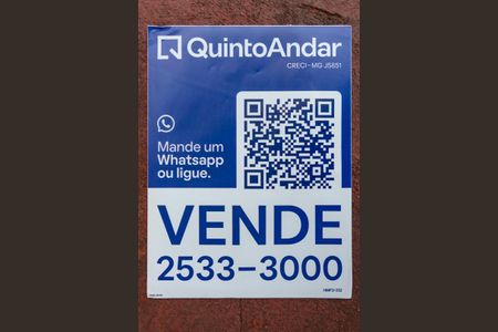 Casa à venda com 360m², 6 quartos e 2 vagas Casa à venda com 360m², 6 quartos e 2 vagasPlaca de vende instalada na fachada do imóvel ( HMFD-332)
