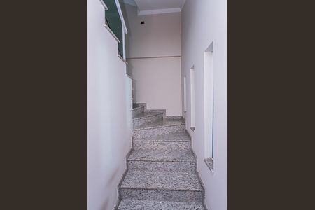 Casa à venda com 181m², 3 quartos e 4 vagas Casa à venda com 181m², 3 quartos e 4 vagasEscada