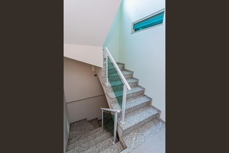 Casa à venda com 181m², 3 quartos e 4 vagas Casa à venda com 181m², 3 quartos e 4 vagasEscada