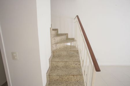 Casa à venda com 116m², 4 quartos e 2 vagas Casa à venda com 116m², 4 quartos e 2 vagasEscada