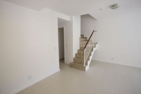 Casa à venda com 116m², 4 quartos e 2 vagas Casa à venda com 116m², 4 quartos e 2 vagasSala