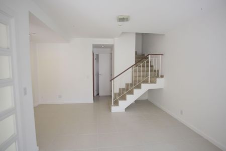 Casa à venda com 116m², 4 quartos e 2 vagas Casa à venda com 116m², 4 quartos e 2 vagasSala