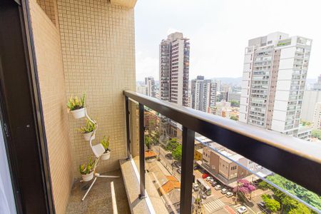Apartamento à venda com 180m², 4 quartos e 3 vagas Apartamento à venda com 180m², 4 quartos e 3 vagasVista da Suíte 3