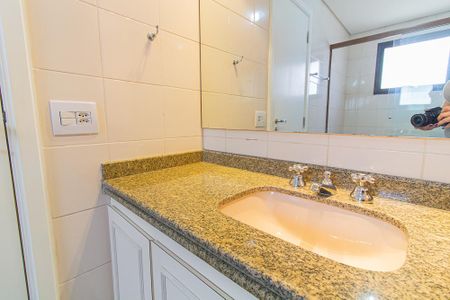 Apartamento à venda com 180m², 4 quartos e 3 vagas Apartamento à venda com 180m², 4 quartos e 3 vagasBanheiro da Suíte 2