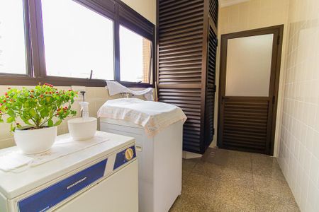 Apartamento à venda com 180m², 4 quartos e 3 vagas Apartamento à venda com 180m², 4 quartos e 3 vagasÁrea de Serviço