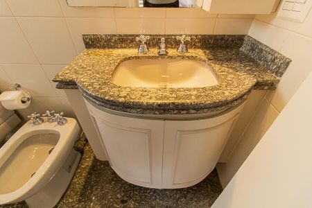 Apartamento à venda com 180m², 4 quartos e 3 vagas Apartamento à venda com 180m², 4 quartos e 3 vagasBanheiro da Suíte 1