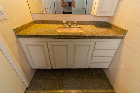 Apartamento à venda com 180m², 4 quartos e 3 vagas Apartamento à venda com 180m², 4 quartos e 3 vagasBanheiro da Suíte 2