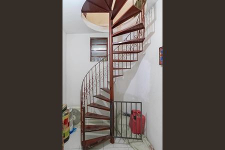 Casa à venda com 210m², 3 quartos e 2 vagasEscada