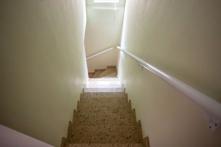 Casa à venda com 177m², 2 quartos e 2 vagasEscada