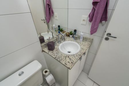 Apartamento à venda com 56m², 2 quartos e 1 vaga Apartamento à venda com 56m², 2 quartos e 1 vagaBanheiro Social