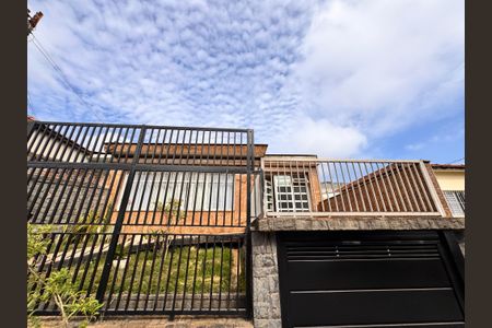 Casa à venda com 203m², 3 quartos e 1 vaga Casa à venda com 203m², 3 quartos e 1 vagaFachada