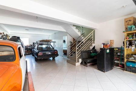 Casa à venda com 177m², 3 quartos e 6 vagas Casa à venda com 177m², 3 quartos e 6 vagasGaragem