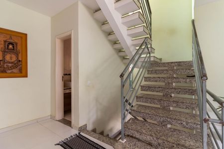 Casa à venda com 177m², 3 quartos e 6 vagas Casa à venda com 177m², 3 quartos e 6 vagasEscada