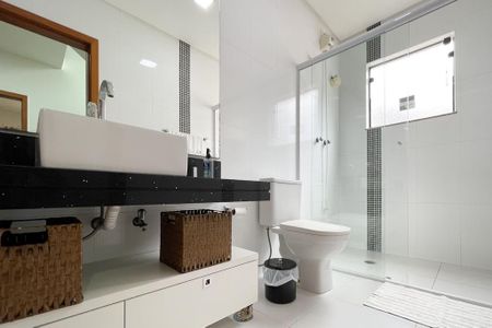 Casa à venda com 415m², 3 quartos e 8 vagas Casa à venda com 415m², 3 quartos e 8 vagasBanheiro Social