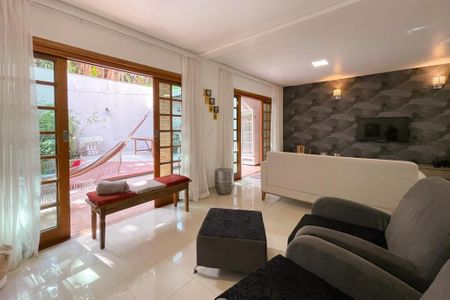 Casa à venda com 415m², 3 quartos e 8 vagas Casa à venda com 415m², 3 quartos e 8 vagasSala de Estar