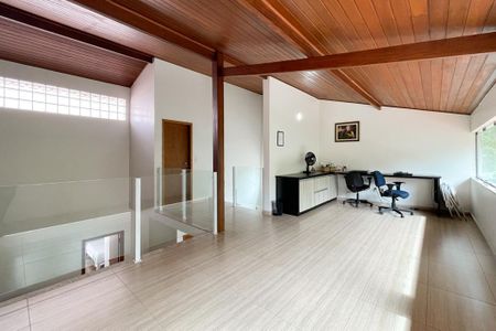 Casa à venda com 415m², 3 quartos e 8 vagas Casa à venda com 415m², 3 quartos e 8 vagasEscritório