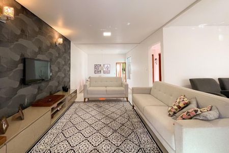 Casa à venda com 415m², 3 quartos e 8 vagas Casa à venda com 415m², 3 quartos e 8 vagasSala