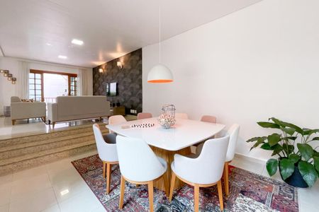 Casa à venda com 415m², 3 quartos e 8 vagas Casa à venda com 415m², 3 quartos e 8 vagasSala de Jantar