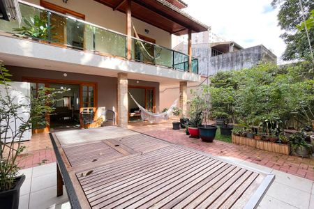 Casa à venda com 415m², 3 quartos e 8 vagas Casa à venda com 415m², 3 quartos e 8 vagasEspaço Gourmet