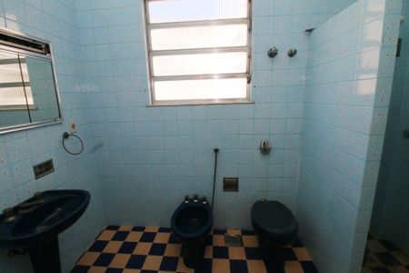 Casa à venda com 270m², 5 quartos e 6 vagasBanheiro Social 2º piso