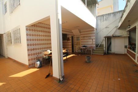 Casa à venda com 270m², 5 quartos e 6 vagasQuintal fundos