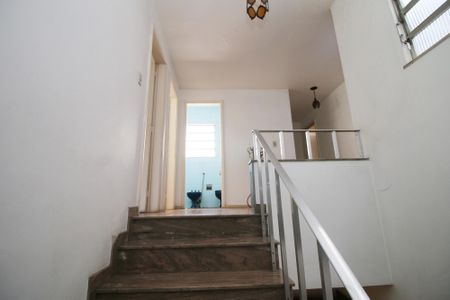 Casa à venda com 270m², 5 quartos e 6 vagasSala - escada 2ºpiso