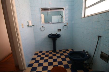 Casa à venda com 270m², 5 quartos e 6 vagasBanheiro Social 2º piso