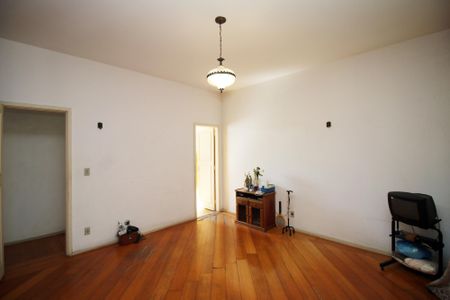 Casa à venda com 270m², 5 quartos e 6 vagasQuarto 1 Suíte