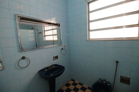 Casa à venda com 270m², 5 quartos e 6 vagasBanheiro Social 2º piso