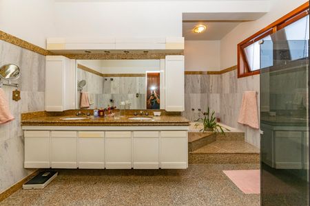 Casa à venda com 436m², 4 quartos e 4 vagasBanheiro da Suíte